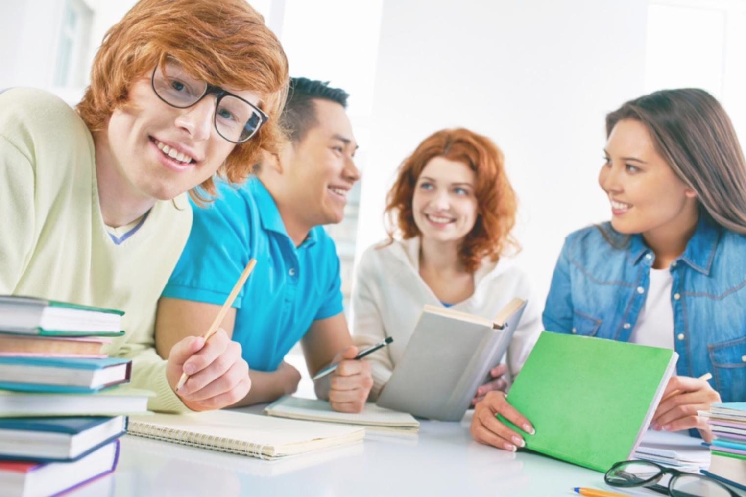 Professionelle Beratungssituation mit Finanzunterlagen und strategischer Planung