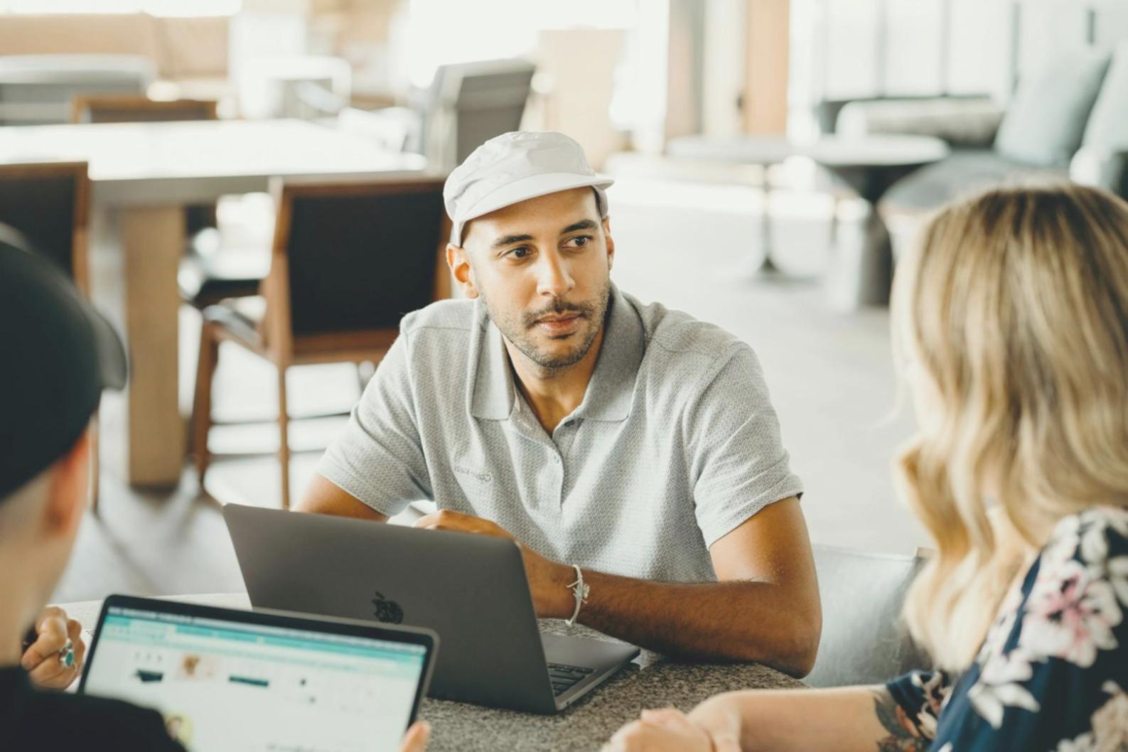 Professionelle Arbeitsumgebung mit Finanzunterlagen und Laptop