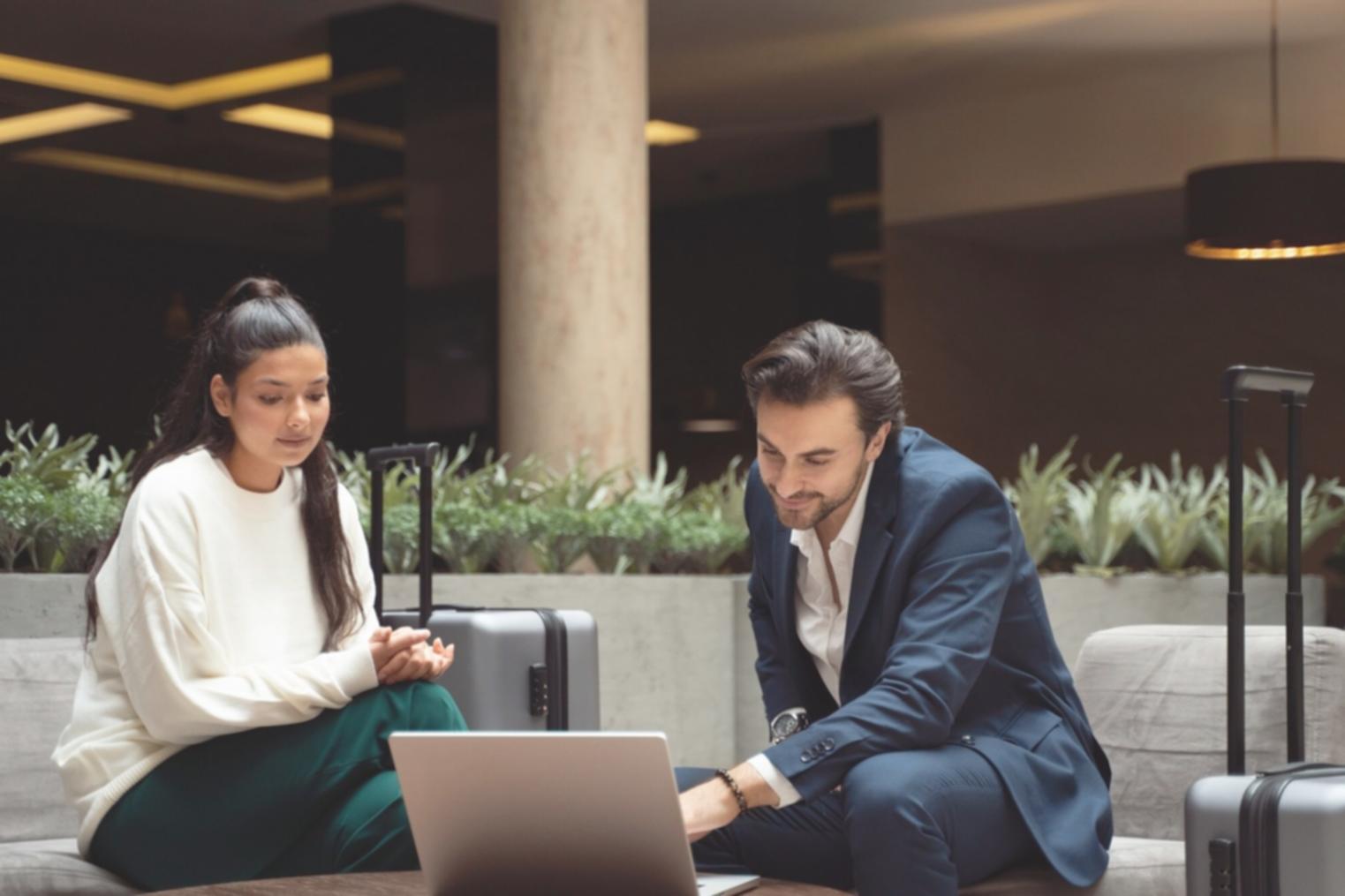 Moderne Finanzanalyse am Computer mit Diagrammen und Datenvisualisierungen